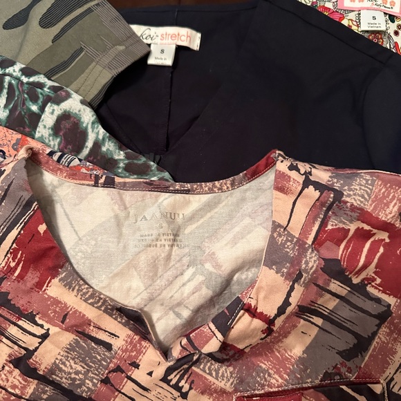 Scrub tops bundle - Picture 3 of 4